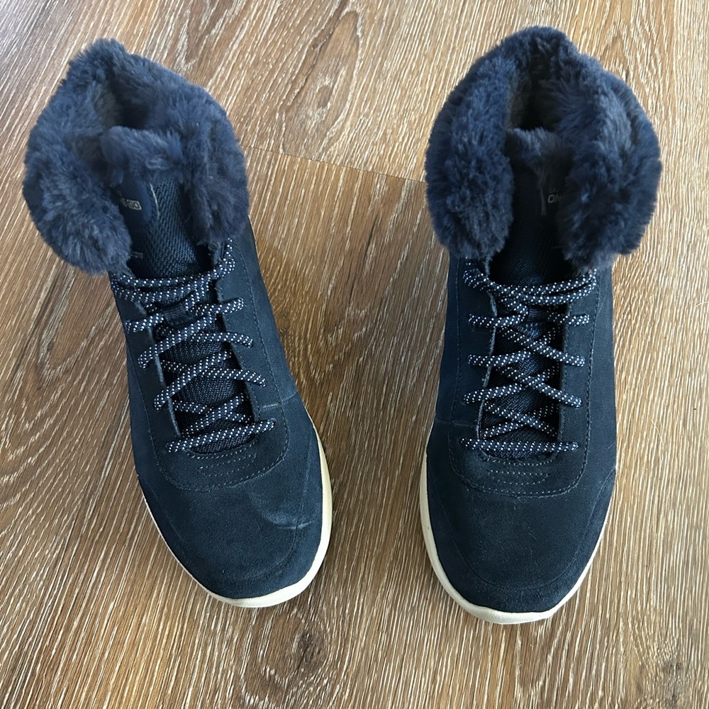Sketchers on the go sneaker with feux fur and leather upper balance